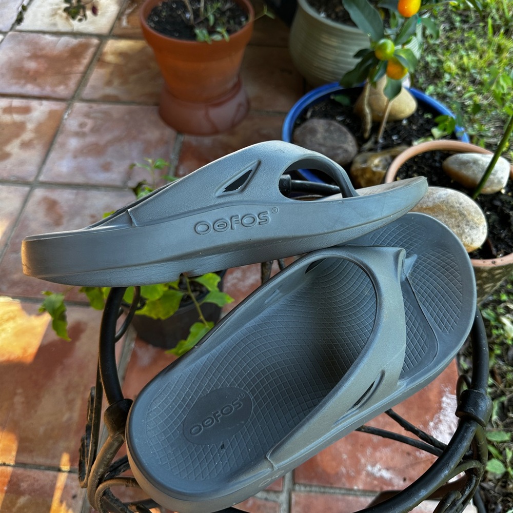 OOFOS Gray Comfort Sandals sz 11 women’s men’s 9
